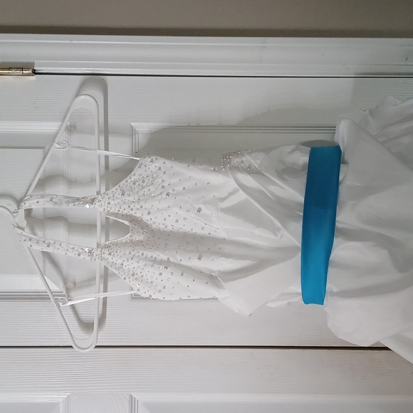 David's Bridal girls White Halter Dress with Turquoise Blue sash bow Sz 7 EUC - Picture 3 of 9